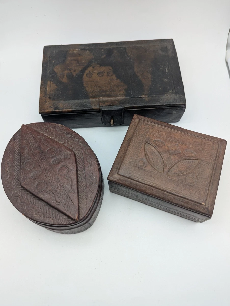 DEUX BOITES rondes en écaille ornée de miniature l'une à déc