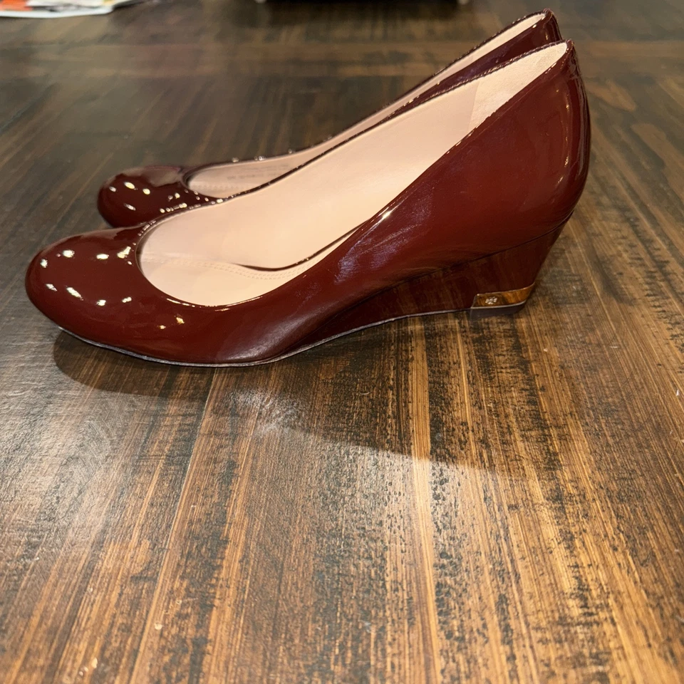 Tory Burch Sz 7 Maroon Leather Astoria Wedge Pump - Image 4 of 4