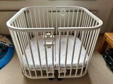 2 babybay Beistellbetten Maxi 96L x 54B x 79H mit Matratze, ideal für Zwillinge