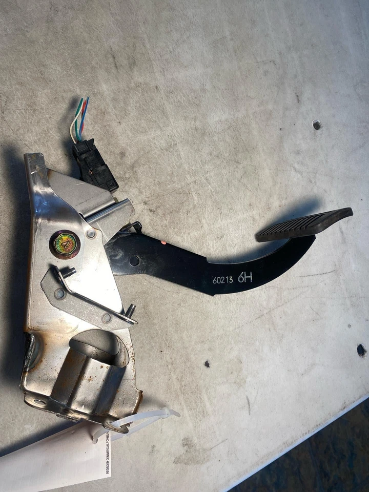 Subaru Forester 2006 utilitario 2,5 L AT transmisión automática pedal de freno fabricante de equipos originales Foto 2 de 4