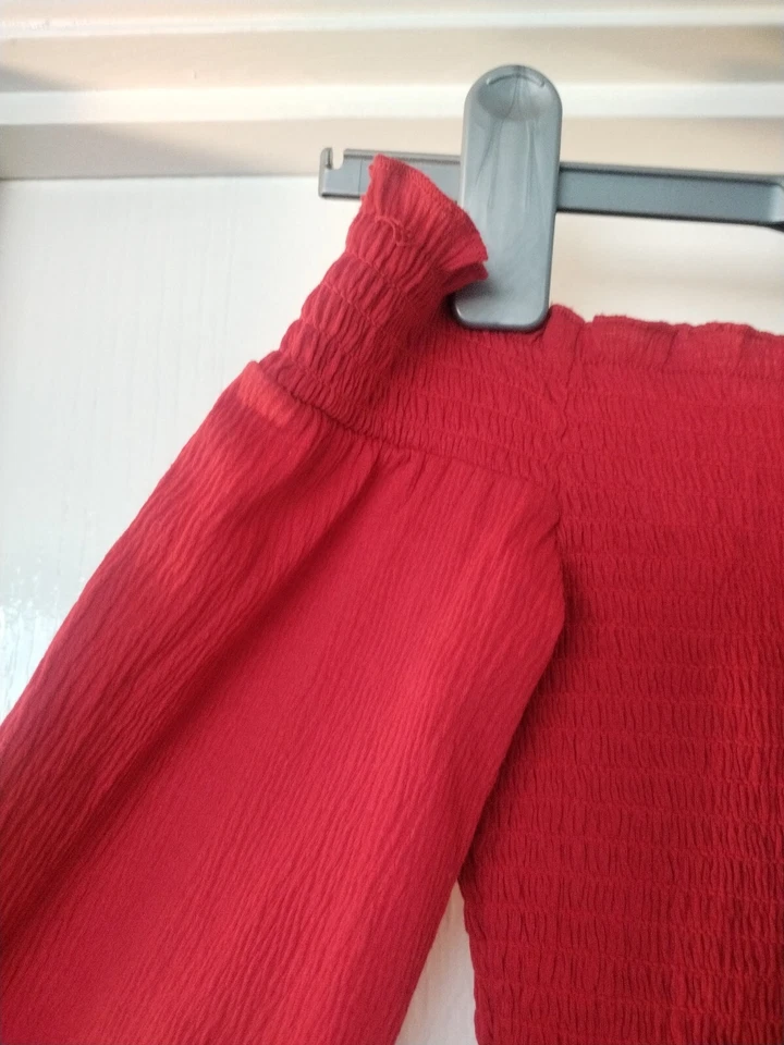 H And M Ladies Red Off The Shoulder Top. Size Xs - Image 2 of 4