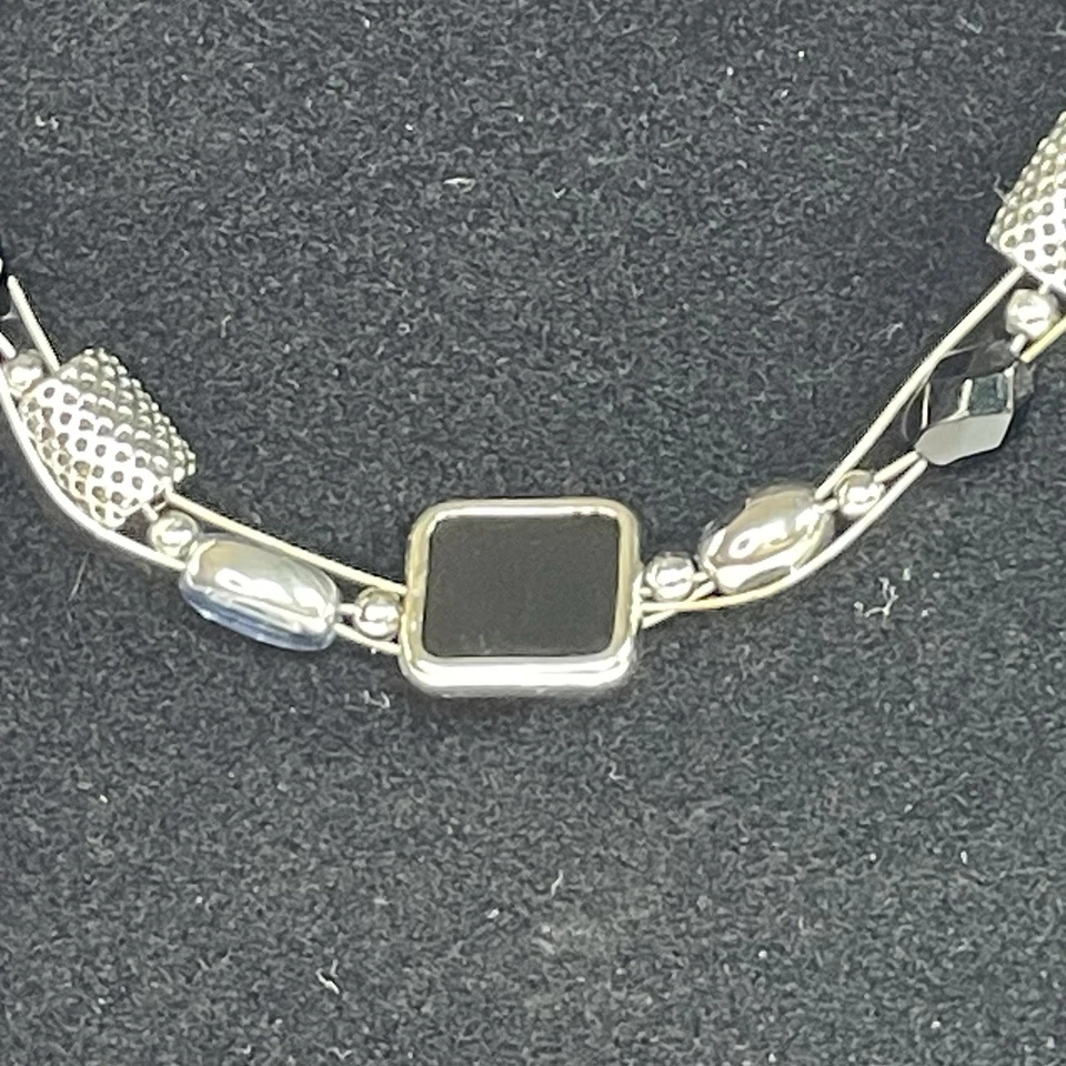 Juego de collar y pendientes a juego Lia Sophia ALTOS CORDONES cuentas negras y plateadas Foto 4 de 4