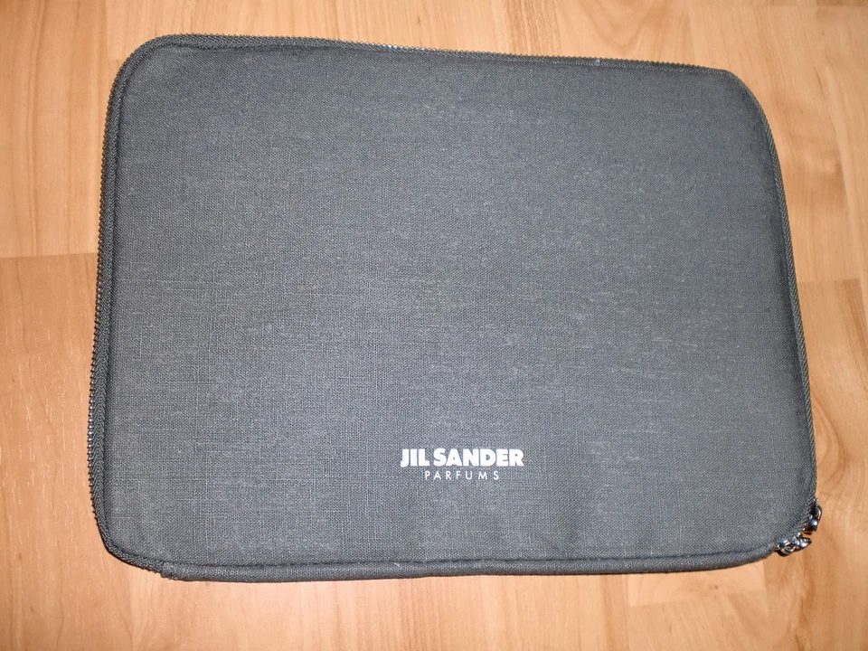 Charmanter Schutz für ipad & co.: Leinen-Baumwoll-Hülle von Jil Sander Parfums 