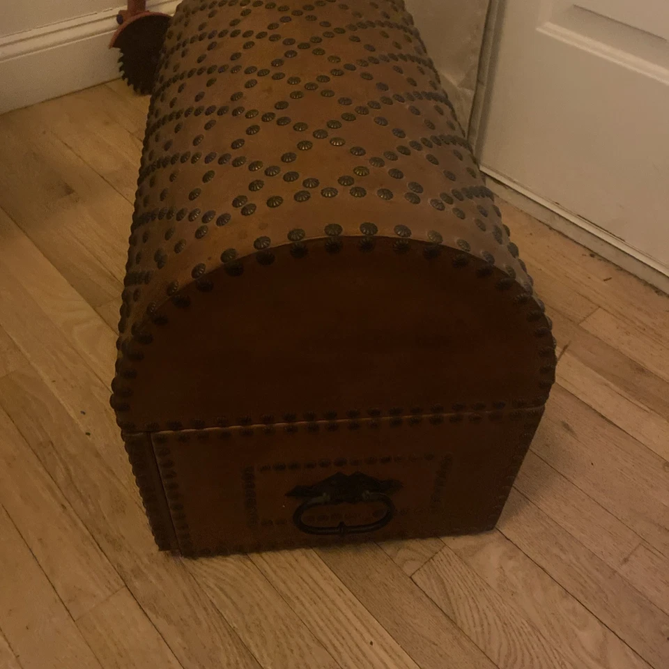 Baúl cúpula de madera vintage con tachuelas de latón - cofre de almacenamiento decorativo Foto 2 de 4