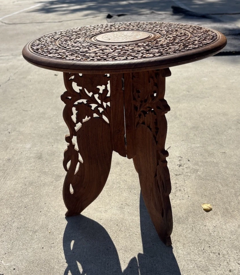 Antigua mesa auxiliar redonda plegable india tallada a mano con incrustaciones de madera Foto 3 de 4