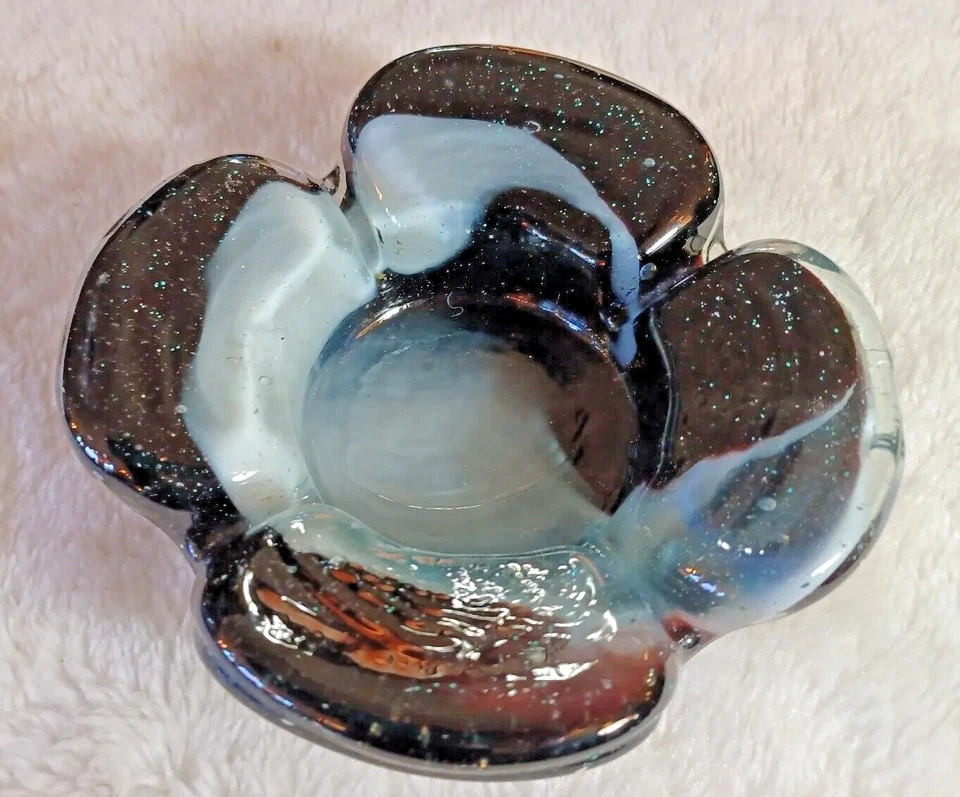BLACK WHITE GLITTER ART GLASS HAND BLOWN FLOWER ASHTRAY TRINKET DISH  6.5" MCM - Image 3 of 4