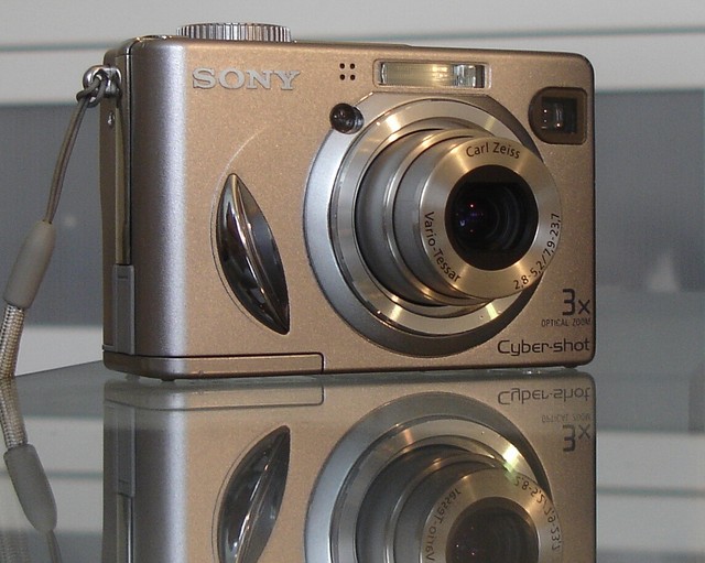 Appareil Photo Sony Cyber-shot DSC-W5 - 5,1 Mpix - Zoom Optique 3x - Avec Carte 2Go