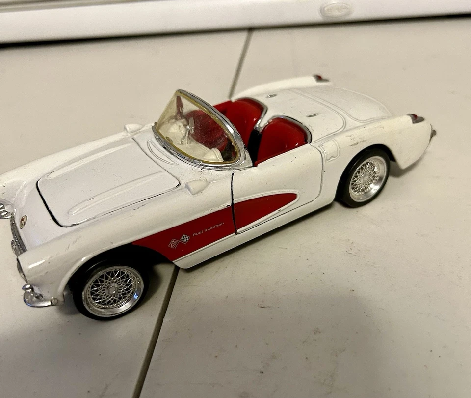 1957 Corvette Die Cast Car 1/24 Scale White Model SS7708 - Signature series - Image 3 of 4