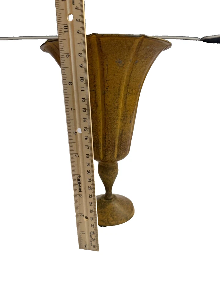 Jarrón Pedestal Metal Acanalado Superior Mostaza y Negro Acabado Especificado Hecho para parecer envejecido Foto 2 de 4