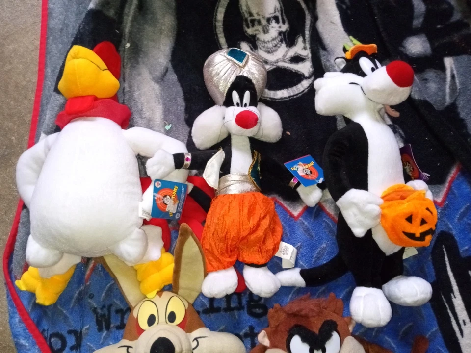 WB Nanco Looney Tunes Plush Lot Foghorn, Sylvester,Wil E Coyote,Taz - Image 2 of 3
