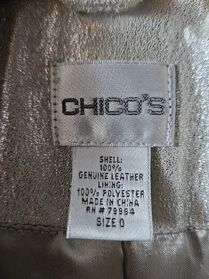 Gabardina de cuero CHICO’S talla 0 o 4/6 plateada brillante con cinturón Foto 2 de 4