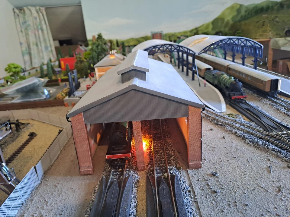 Hangar à locomotives pour 2 voies à l'échelle OO - Photo 2/4