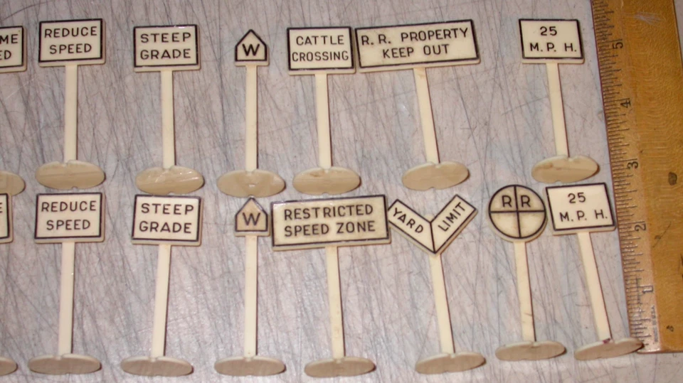 Vintage Marx Trains O O27 Gauge 6- 7" Telephone Poles Lot and 21- Yard Signs - Image 2 of 4