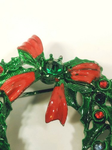 Vintage Christmas Wreath Pin, Brooch pin, Holly Leaf Wreath, Hand Painted - Picture 2 of 11