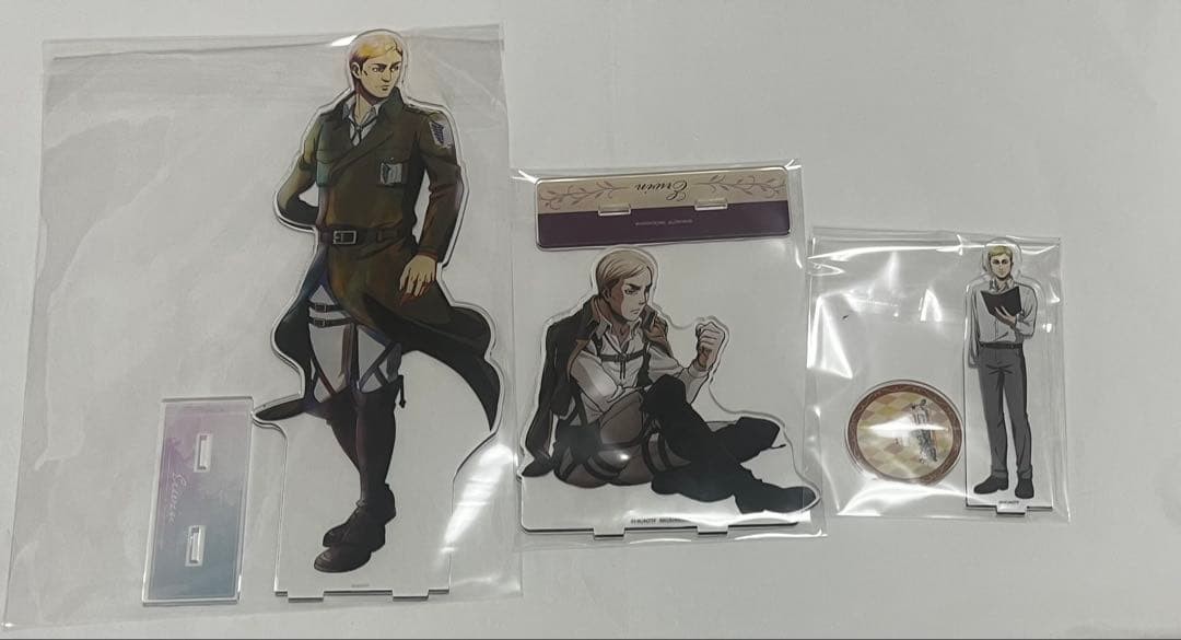 Soporte acrílico Attack on Titan Erwin casi como nuevo venta a granel