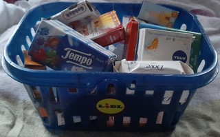 Spielzeugladen Einkaufskorb mit vielen Spielzeug Artikeln guter Zustand