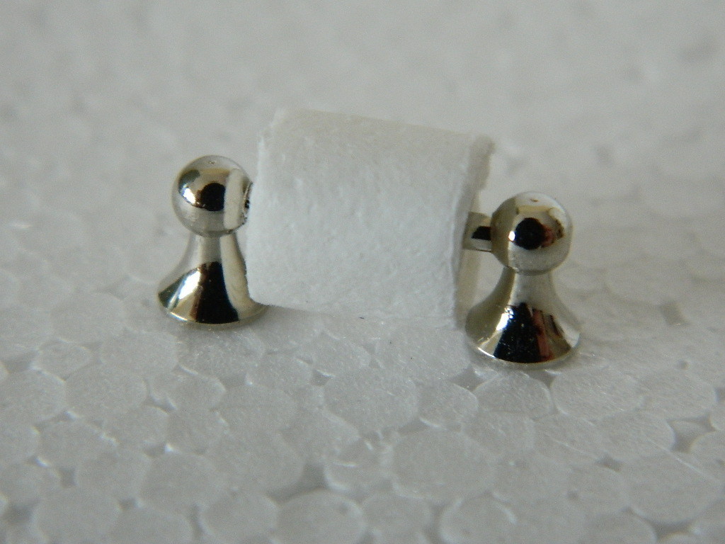 (A1.12) 1/12th scale DOLLS HOUSE SILVER COLOURED METAL TOILET ROLL & HOLDER