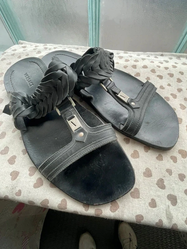 Excelente zapatilla de cuero Versace 44 negra para hombre
