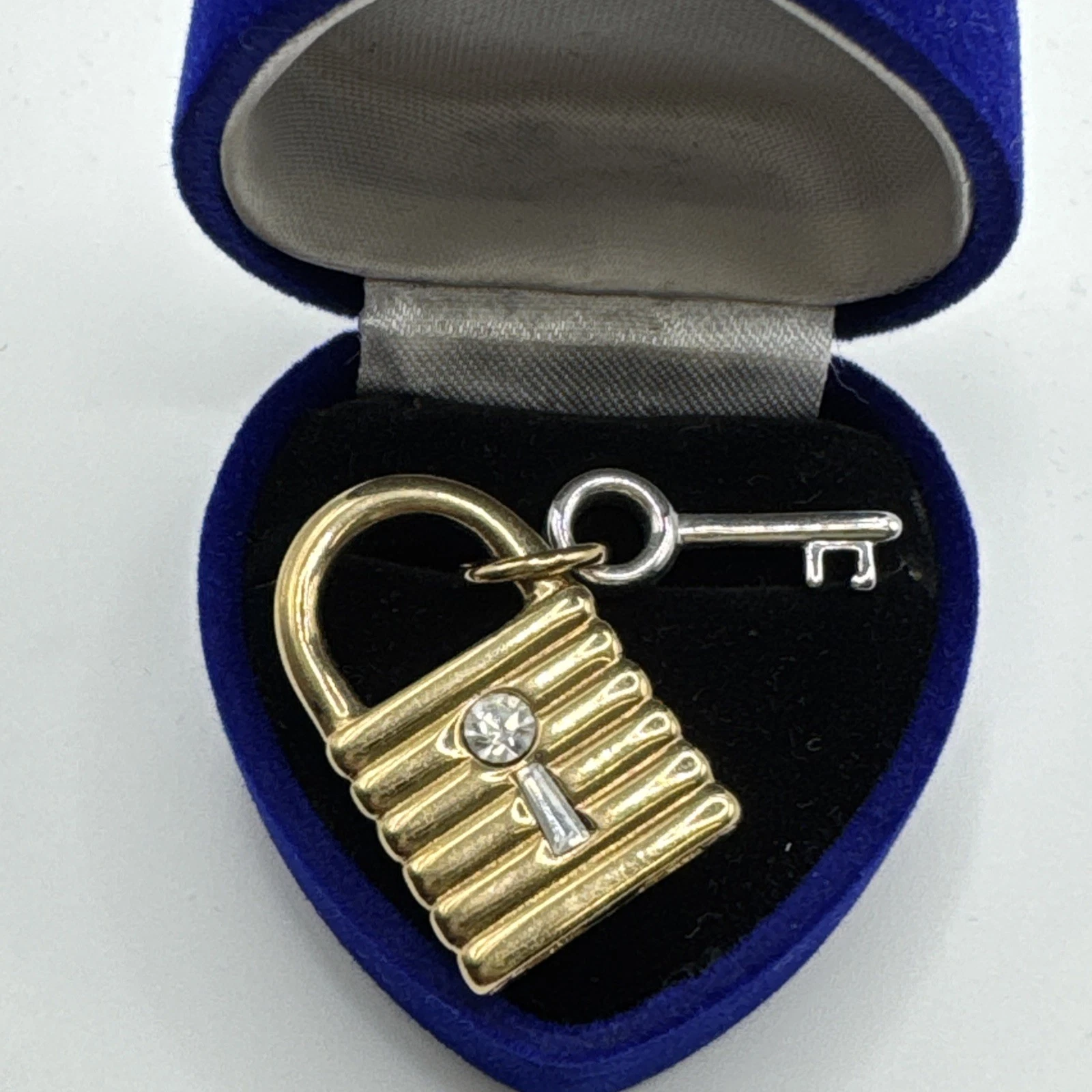Bijoux Fantaisie Pendentif Cadenas Avec Strass Et Clef   (sans la boite)