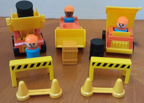 #2352 CONSTRUCTION SET COMPLETE VINTAGE FISHER PRICE LITTLE PEOPLE (GREAT COND)