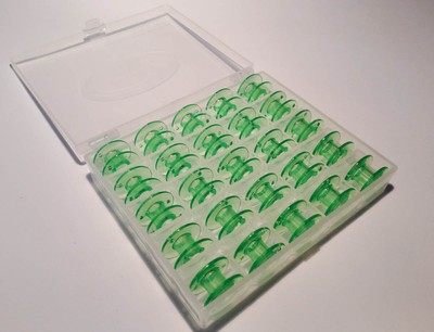 25 Spulen für AEG Nähmaschinen + Spulenbox (Kunststoff Grün)