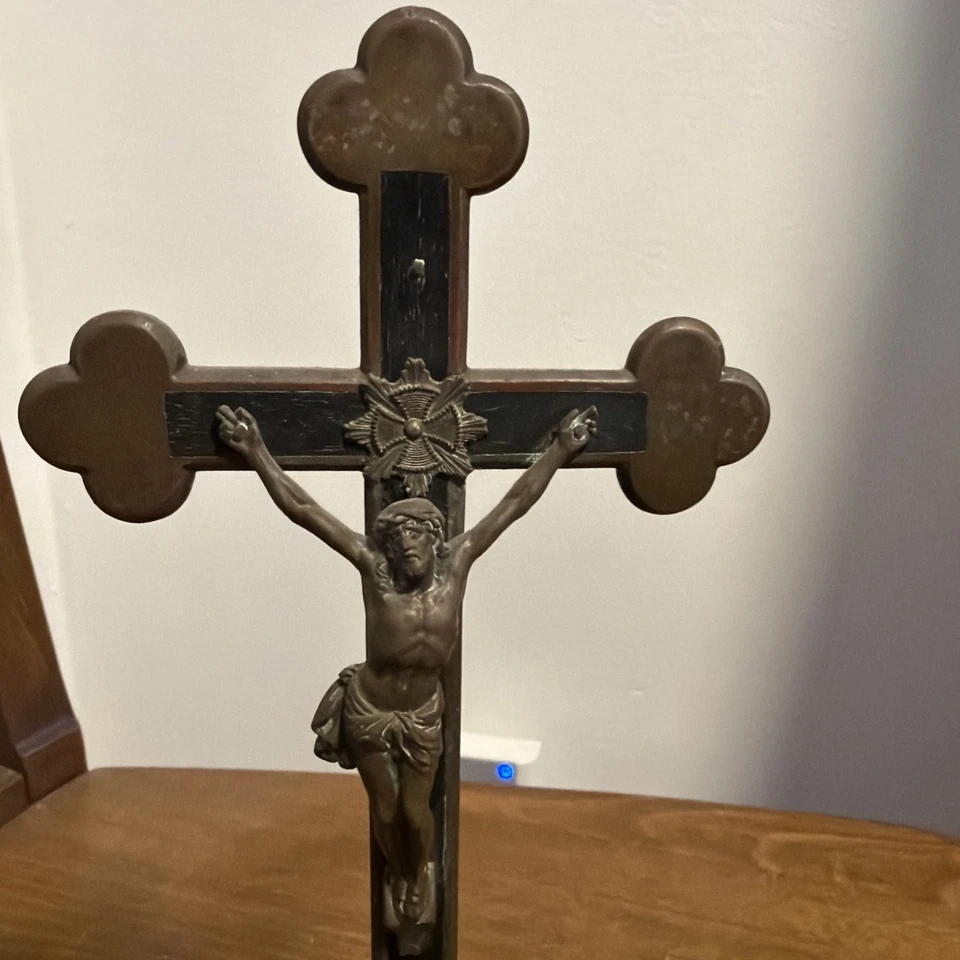 "Antiguo crucifijo de altar en bronce de 11"" de alto" Foto 3 de 4