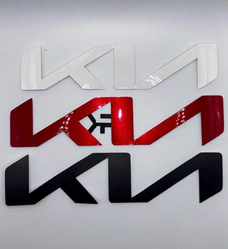 Calcomanía de vinilo superpuesta emblema Kia K4 2025 Foto 3 de 4