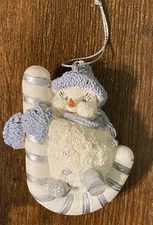 Buddy on Candy Cane –Encore Snow Buddies Ornament 1999 (MPN 94274) Great Vintage