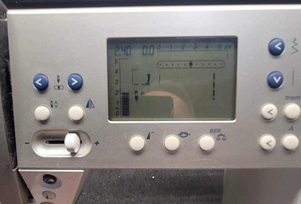 Máquina de coser Bernina aurora 440 qe enciende pero necesita piezas Foto 2 de 4