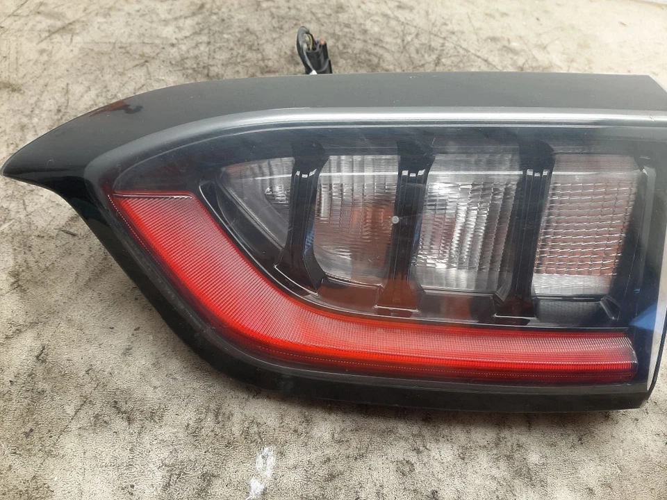 Jeep Cherokee 2019-2020 OEM luz trasera de pasajero puerta levadiza montada LED 68275964A Foto 2 de 4
