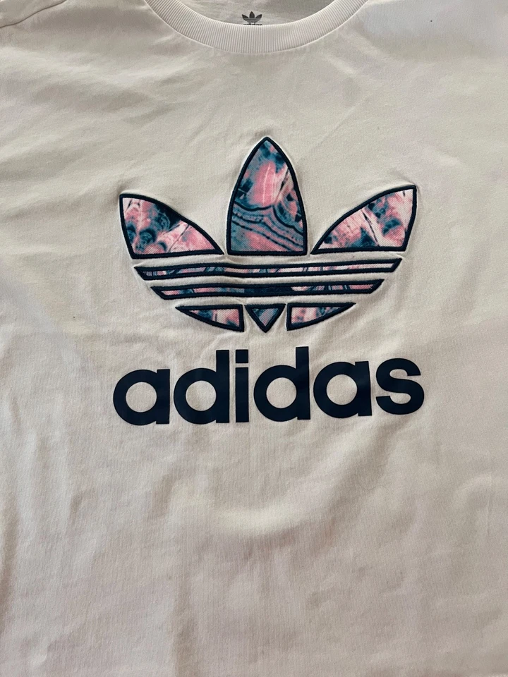 Camiseta corta Adidas para niñas talla XL, blanca Foto 3 de 4