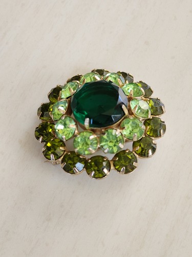 1538 Vintage Brooch w Shades of Green Colored Rhinestones - Picture 5 of 7