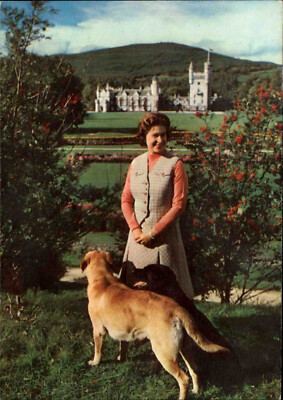 Adel & Monarchie H.M. QUEEN ELIZABETH II with her dogs at Balmoral Castle color
