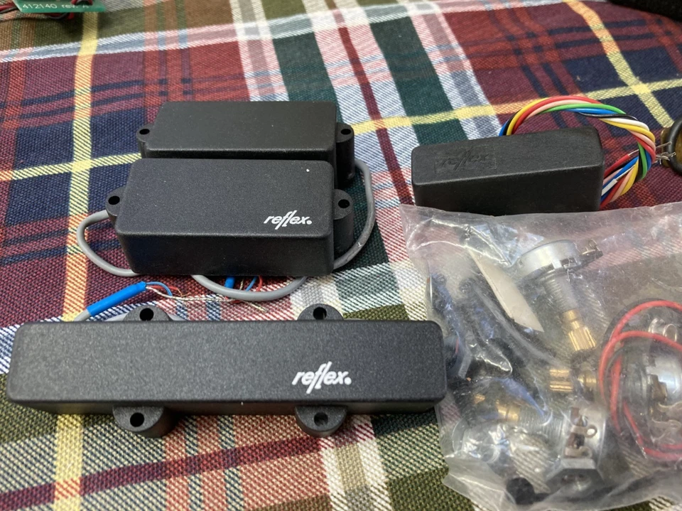 Juego Completo de Pastillas de Bajo P/J Reds Reflex Active NOS De Colección Años 80 ~ Caja Negra, Ollas Foto 2 de 3