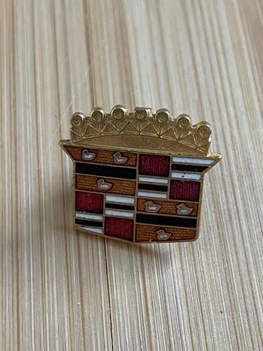 VINTAGE CADILLAC WAPPEN HUTNADEL ANSTECKNADEL KRAWATTE TAC EMAILLE ABZEICHEN - Bild 1 von 4