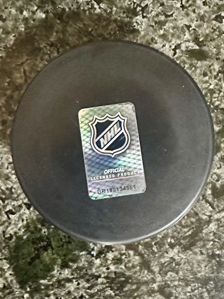 Vegas Golden Knights Detroit Red Wings 11/4/25 Matchup Puck T-Mobile Arena Store - Imagem 2 de 4