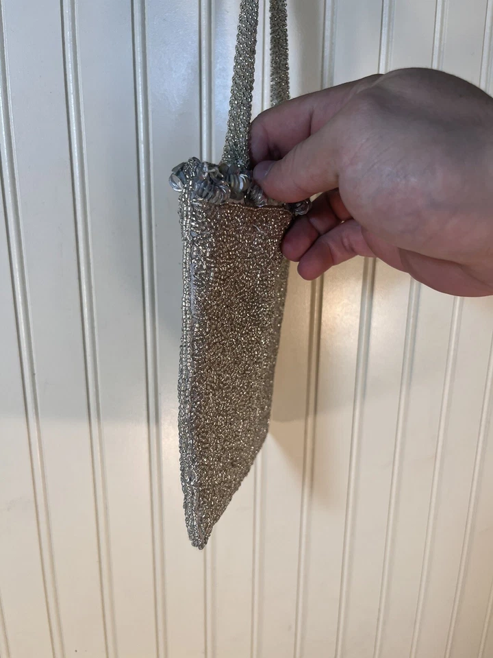 Bolso sin asas vintage BLOOMINGDALES plateado con cuentas mango superior Foto 4 de 4