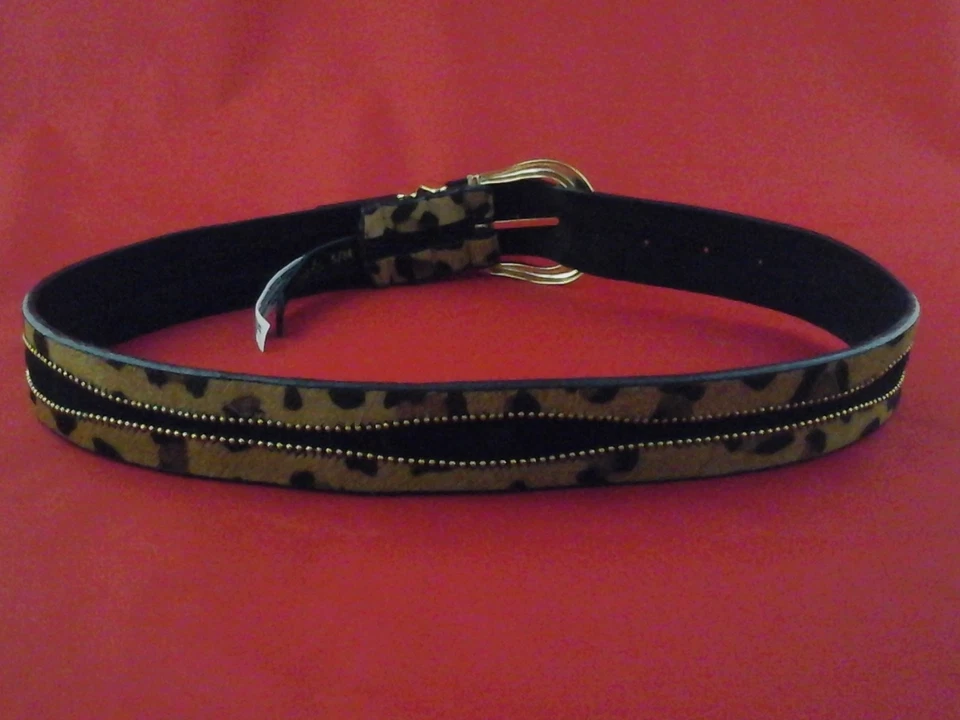 Cinturón de piel de leopardo FREE PEOPLE + cuero con hebilla tono dorado + mini tachuelas S/M $148 Foto 4 de 4