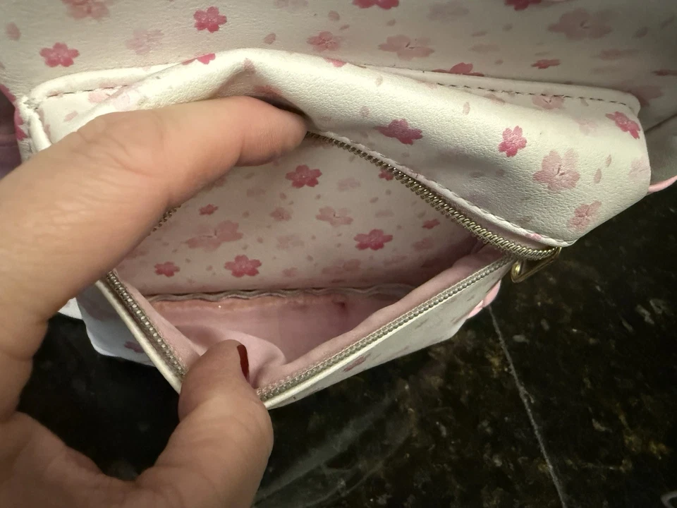 Mini Mochila Disney Loungefly Winnie the Pooh Flor de Cerezo Rosa Blanco Foto 4 de 4