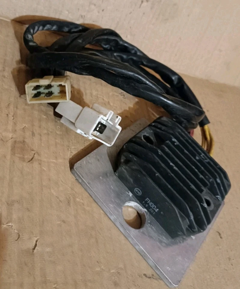 Regolatore di tensione originale per Honda SilverWing 400-600cc (31600-MCT-771) - Immagine 2 di 4
