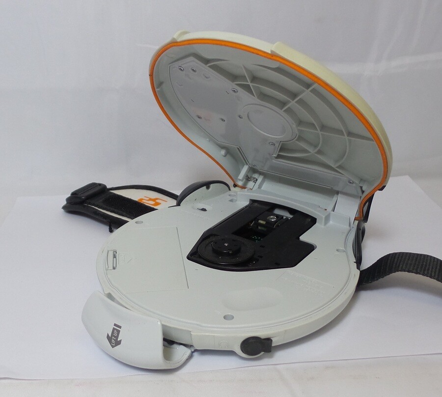 Sony Sports CD Walkman DSJ301- White - VGC (D-SJ301) | eBay