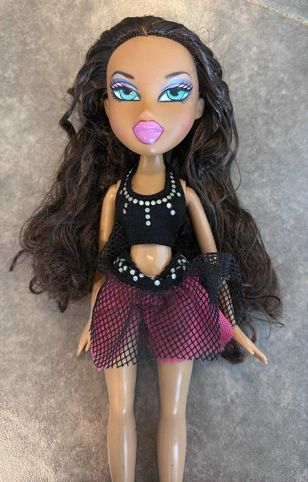 Muñeca Bratz Nevra 2001 con traje y zapatos LEER Foto 2 de 4