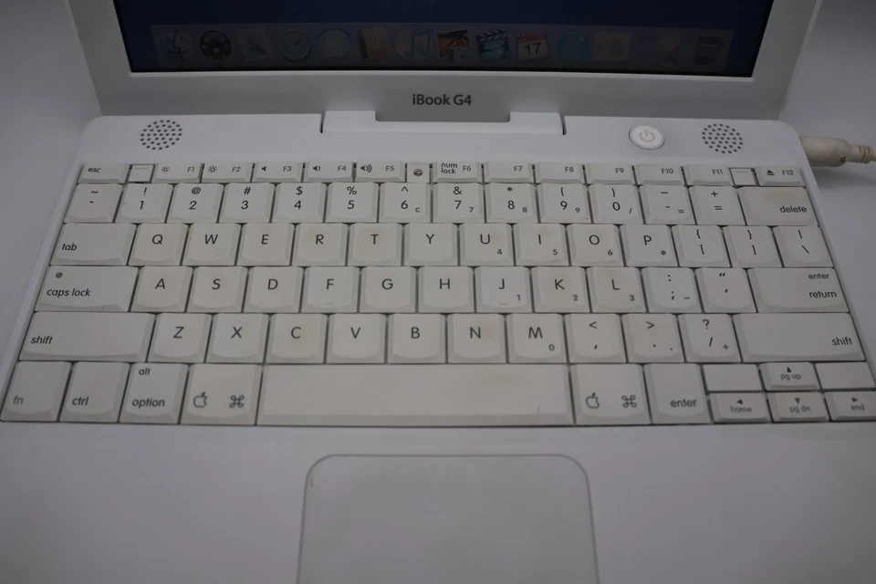 iBook G4 Laptop 1.2 GHz 12.1" LCD screen Mac OS 10.4.11 Model A1054- 768mb - Image 4 of 4