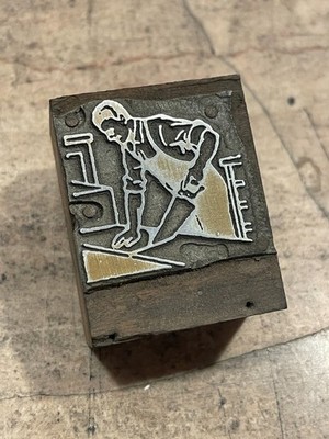 Printing Letterpress Printers Block Carpenter Using Hand Saw / Woodwork (1561)