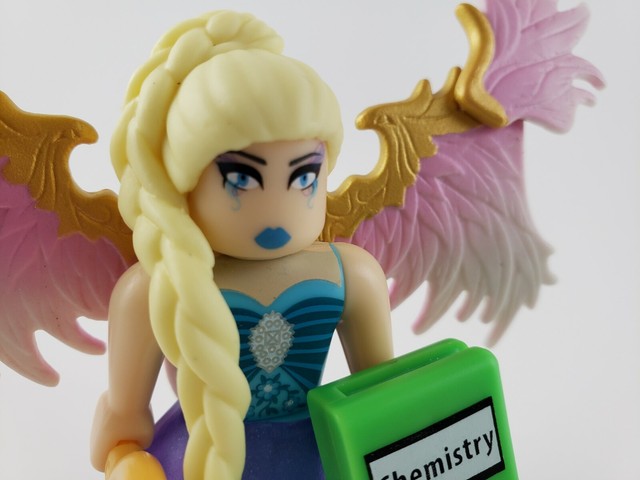 Roblox (19830) Royale High School: Enchantress Single Figure Pack Gold Collection - Multicolor 