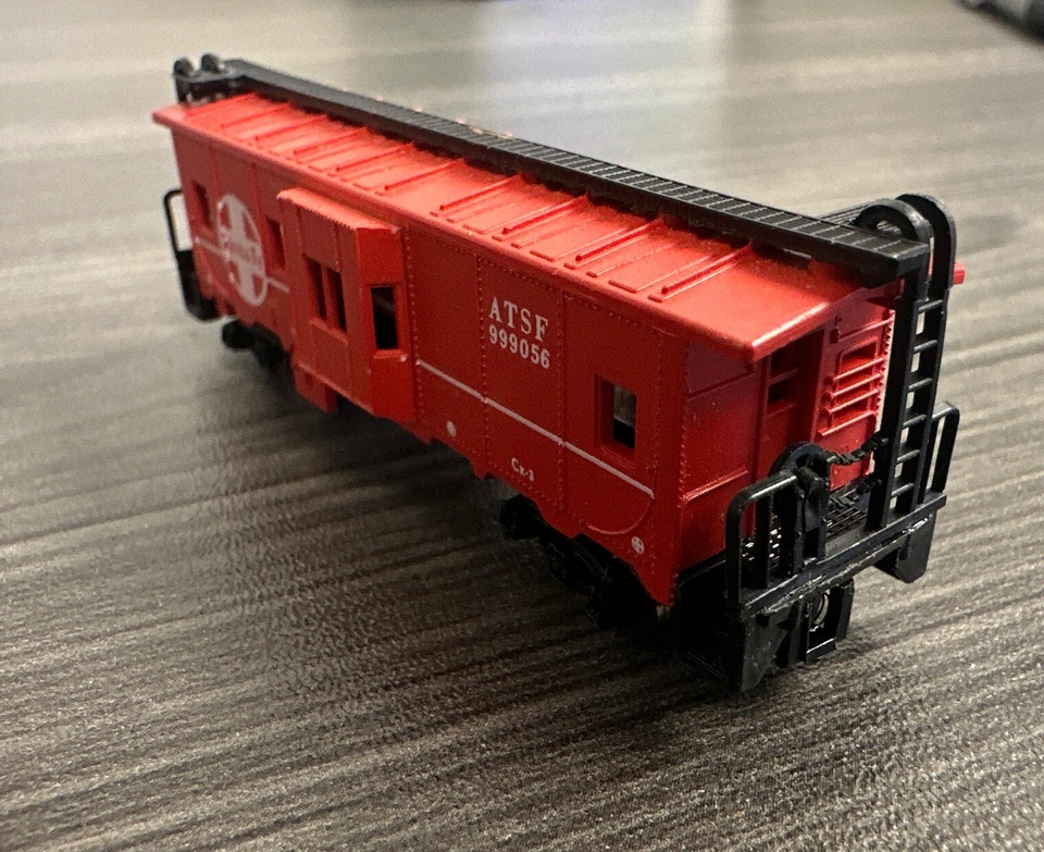 N Scale Bay Window Caboose ATSF #999056 RTR 1:160 Preowned - Image 2 of 4