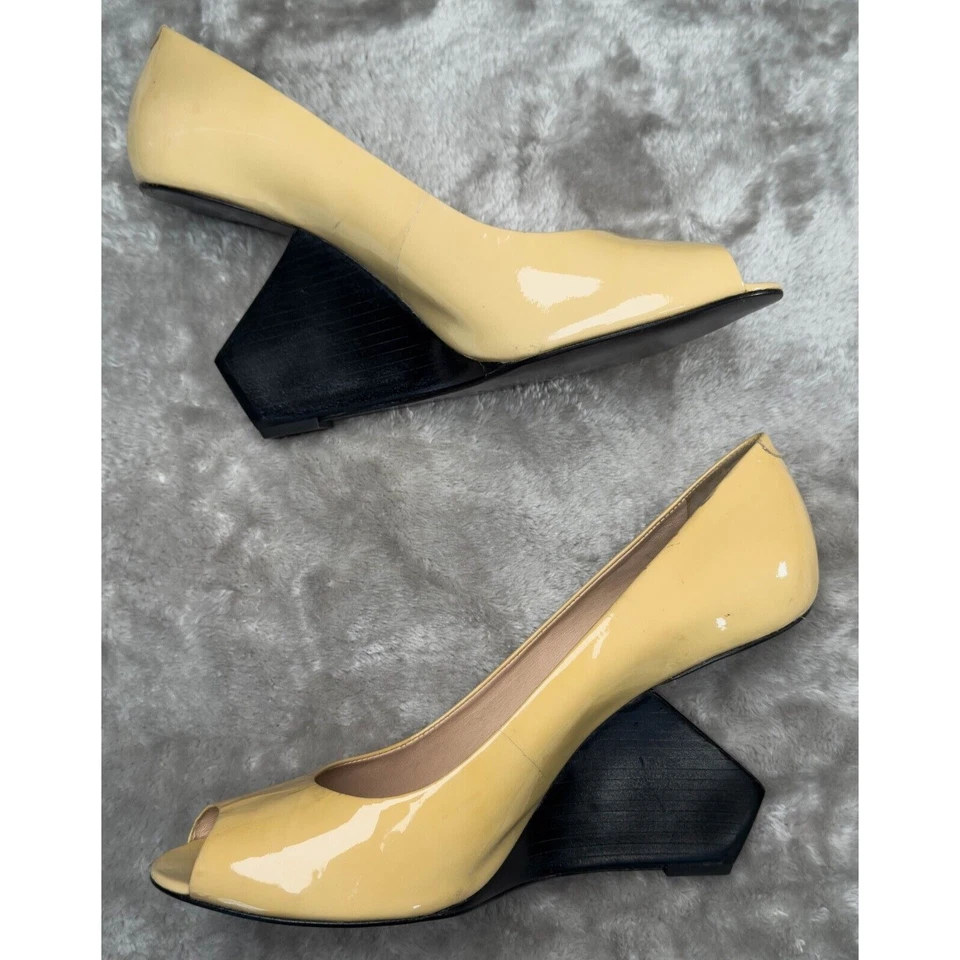 Pour La Victoire Tan Patent Leather Open Toe Wedge Wooden Heel Womens Size 10 - Image 4 of 4