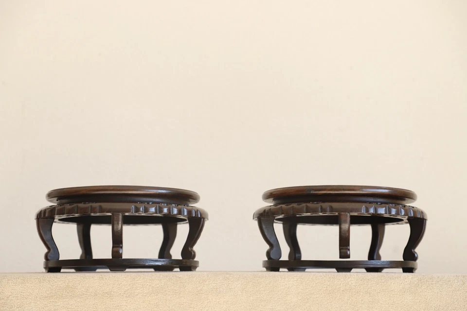 Par de soportes de pedestal de palo de rosa chino con incrustaciones de mármol base redonda talla fina Foto 2 de 4