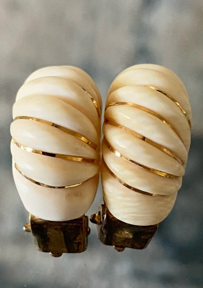 14k & 585 Yellow Gold Cream Ribbed Clip On Earrings Domed Shrimp Vtg Read - Image 2 of 4