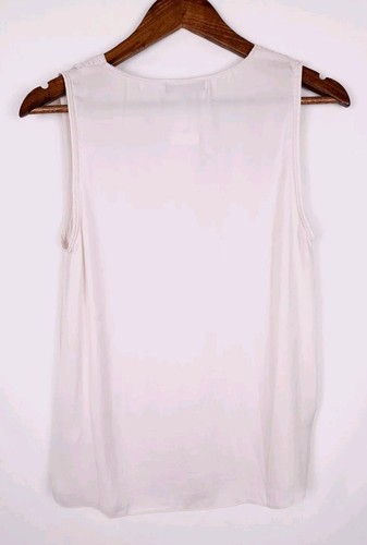 KLD Signature cremefarbenes ärmelloses Satin-Top plissiert V-Ausschnitt neu mit Etikett - Größe Medium - Bild 5 von 5